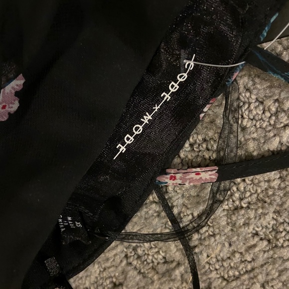 Code x Mode. Small. Cropped Floral Blouse. Tags - Picture 5 of 5